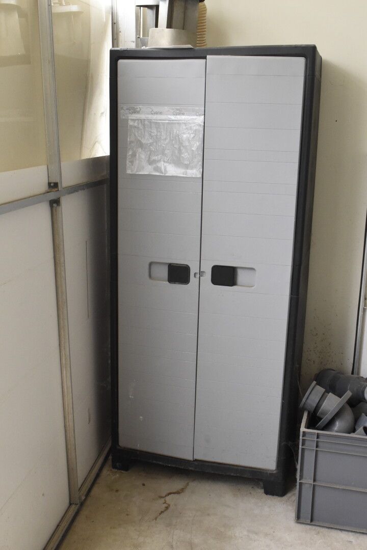 Null Armoire plastique gris et noir 2 portes (Usures)