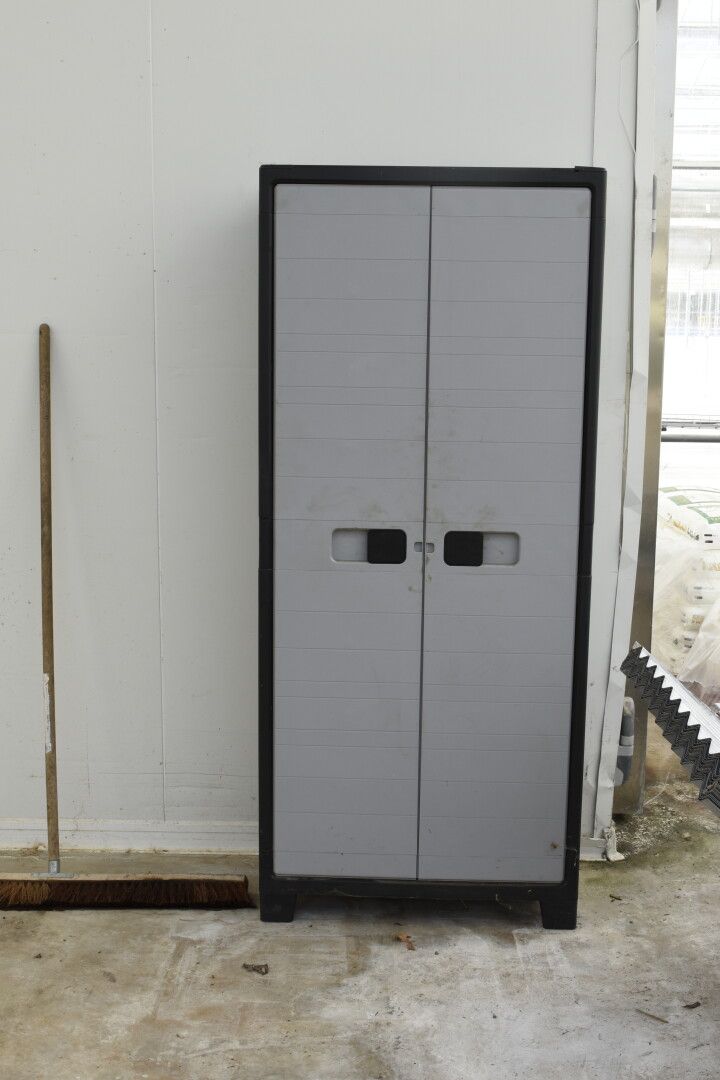 Null armoire plastique gris et noir et plastique gris et blanc 2 portes (Usures)