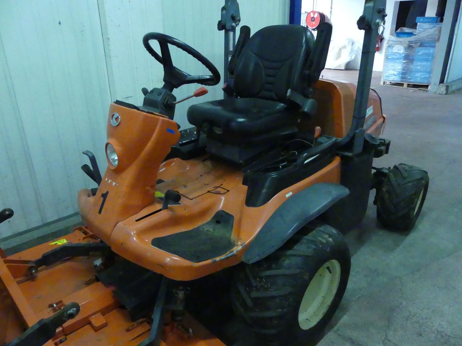 Null KUBOTA RIDE-ON MOWER F 3680

01/2011

647 HOURS WITH MOWING DECK
