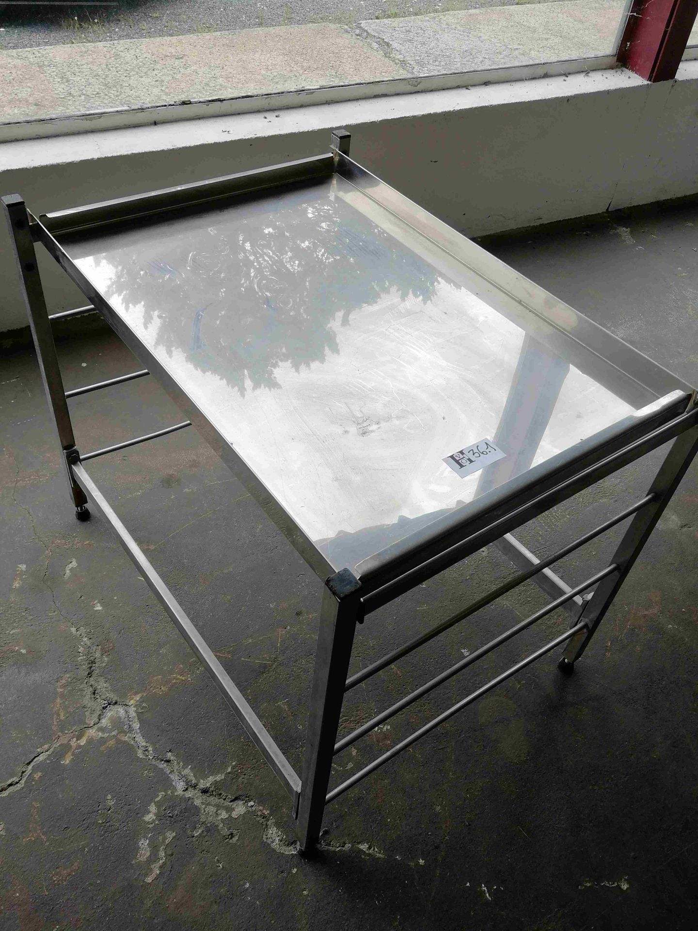 Mise à prix 50 € 
STAINLESS STEEL TABLE 1 LEVEL dimensions: 75 x 53 REMOVABLE TR&hellip;