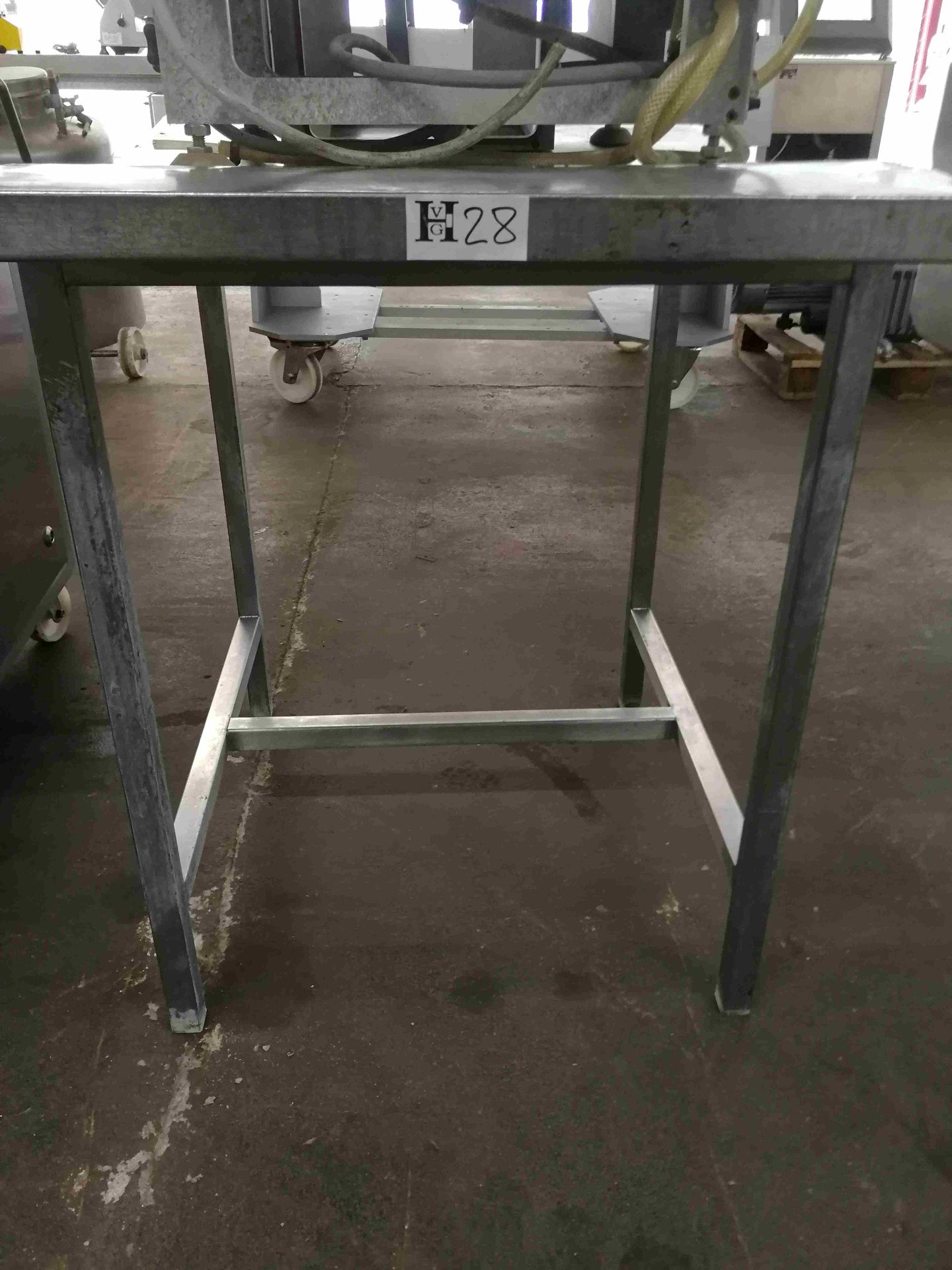 Mise à prix 10 € 
SMALL STAINLESS STEEL TABLE DIMENSIONS / 600 x 600