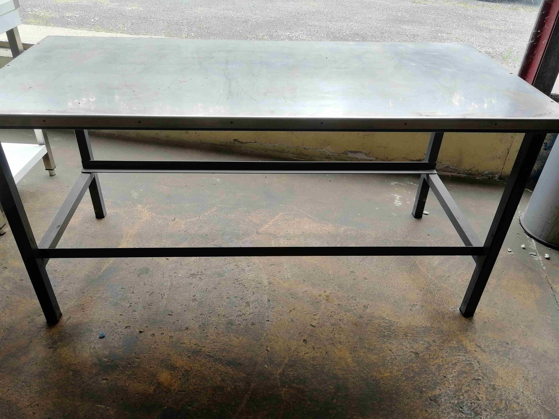 Mise à prix 60 € 
STAINLESS STEEL TABLE size 750 x 1850 STEEL FEET - HOME MADE