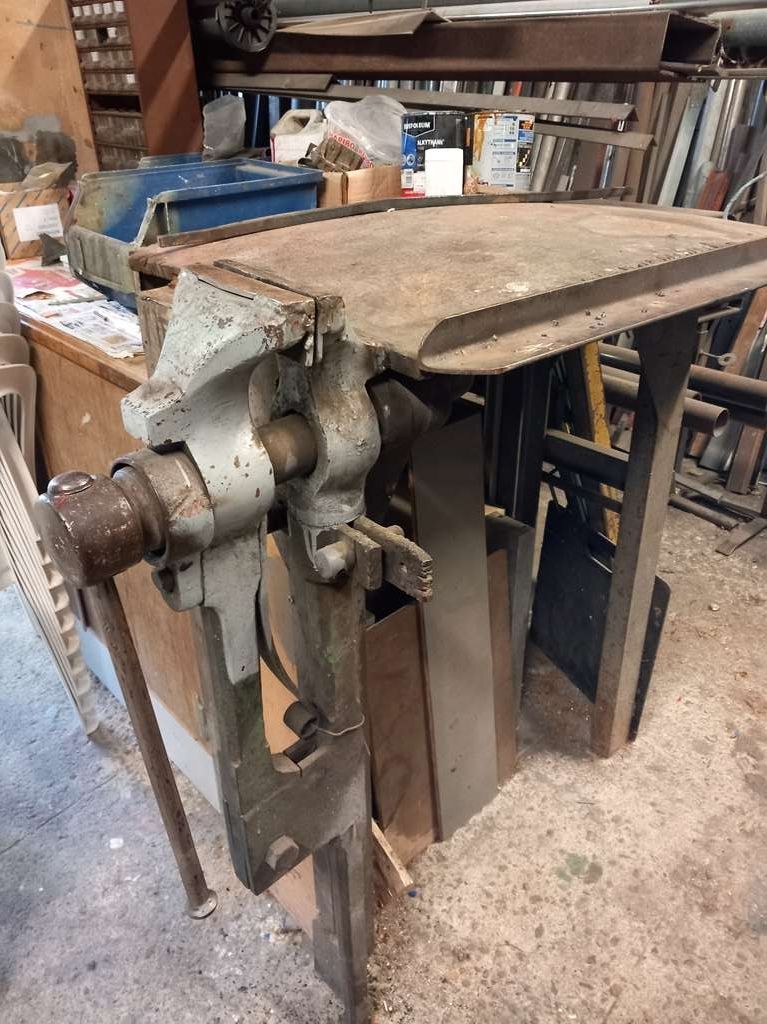 Null 1 Workbench and its vice of blacksmith on foot - Sale on designation materi&hellip;