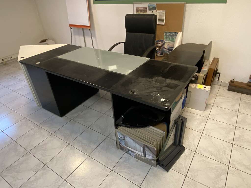 Null 1 black desk with return + 1 armchair - Sale on designation material to rec&hellip;