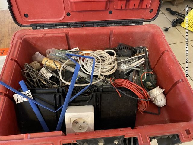 Null 1 Box with small electrical set and miscellaneous