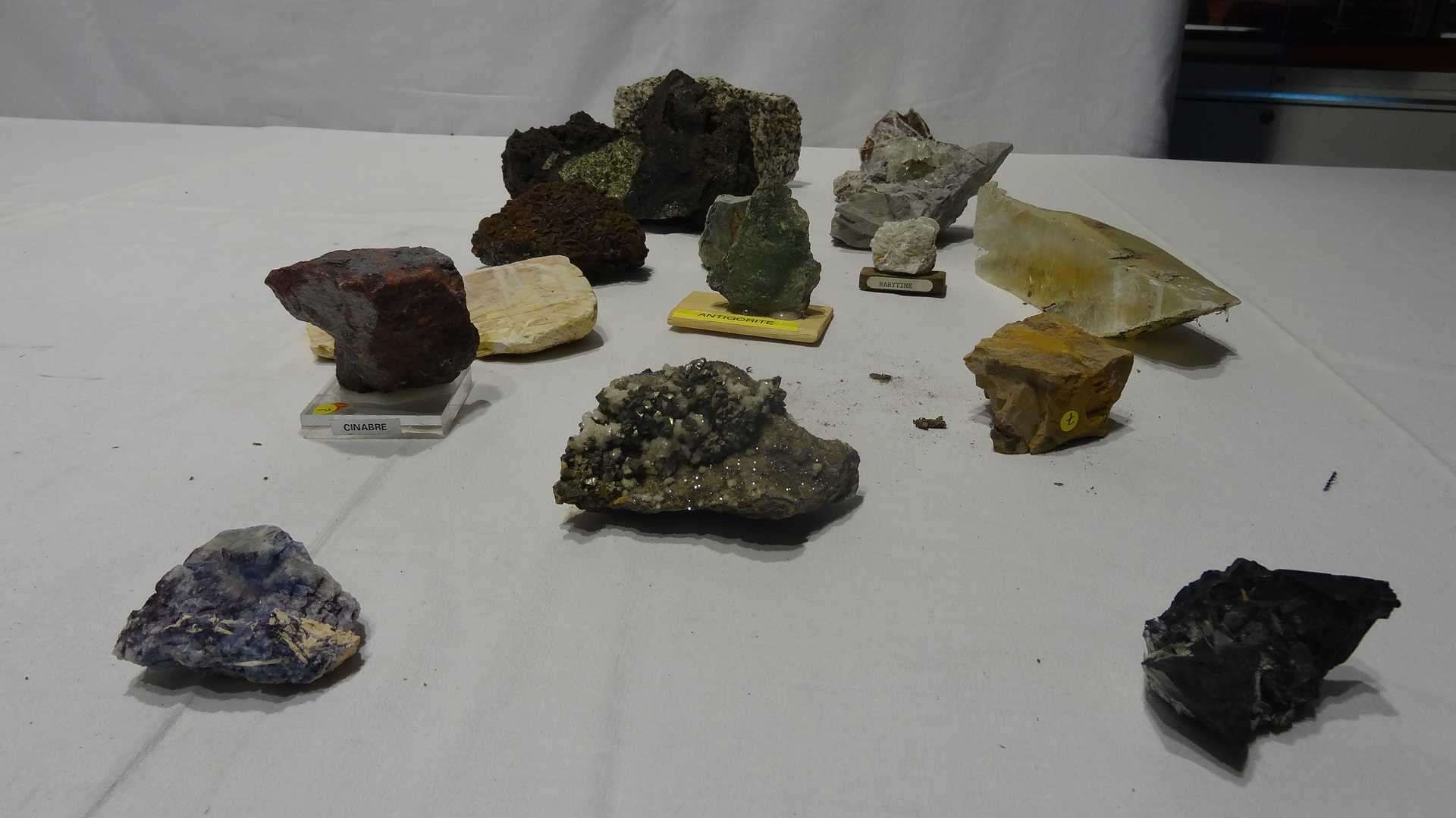 Null Ensemble de pierres comprenant : TOURMALINE TRIANGULAIRE (Namibie) ; CINABR&hellip;