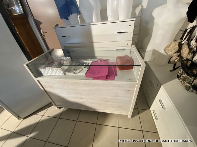 Null 
1 set of furniture and wall displays - close to new - all paid 1250 € HT