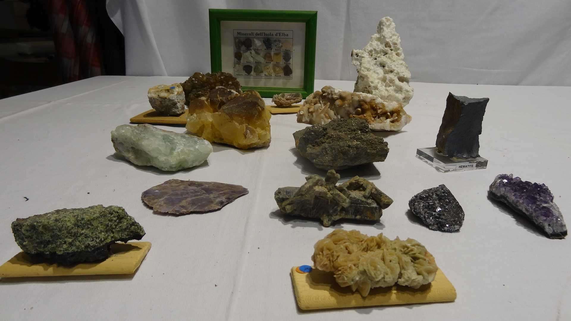 Null Ensemble de pierres comprenant : DIOPSIDE (Italie) ; AMETHYSTE (Brésil) ; C&hellip;