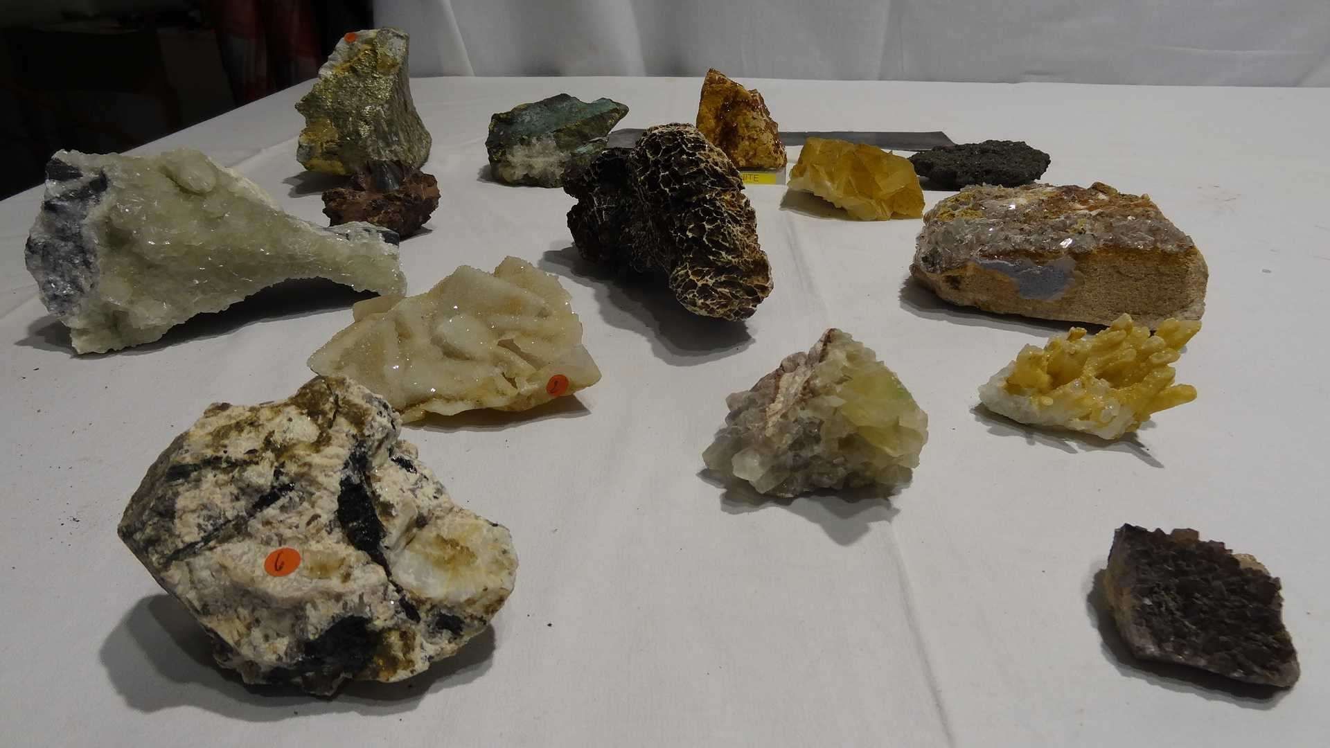 Null Ensemble de pierres comprenant : VANADINITE (Maroc) ; FLUORITE CRISTALISÉE &hellip;