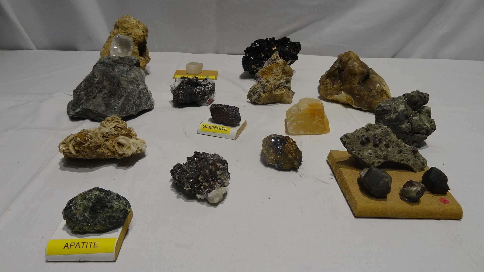 Null Set of stones including : TOURMALINE GEODE (Madagascar); ON QUARTZ limeston&hellip;