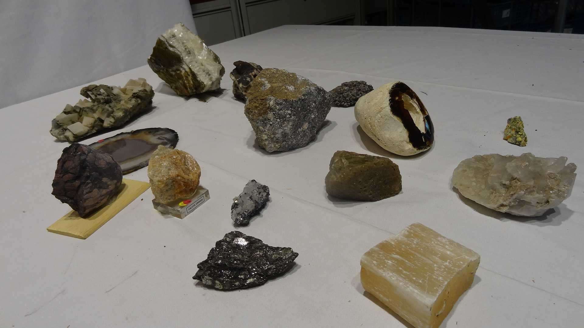 Null Ensemble de pierres comprenant : DOLOMITE (Espagne) ; CALCITE VERTE (Isère)&hellip;