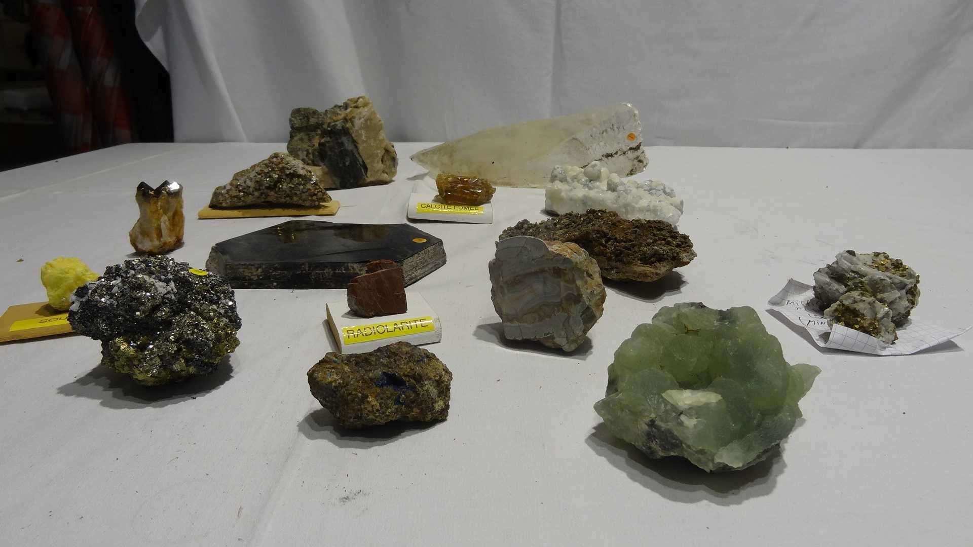 Null Ensemble de pierres comprenant : TOURMALINE NOIRE DANS SA GANGE (Madagascar&hellip;