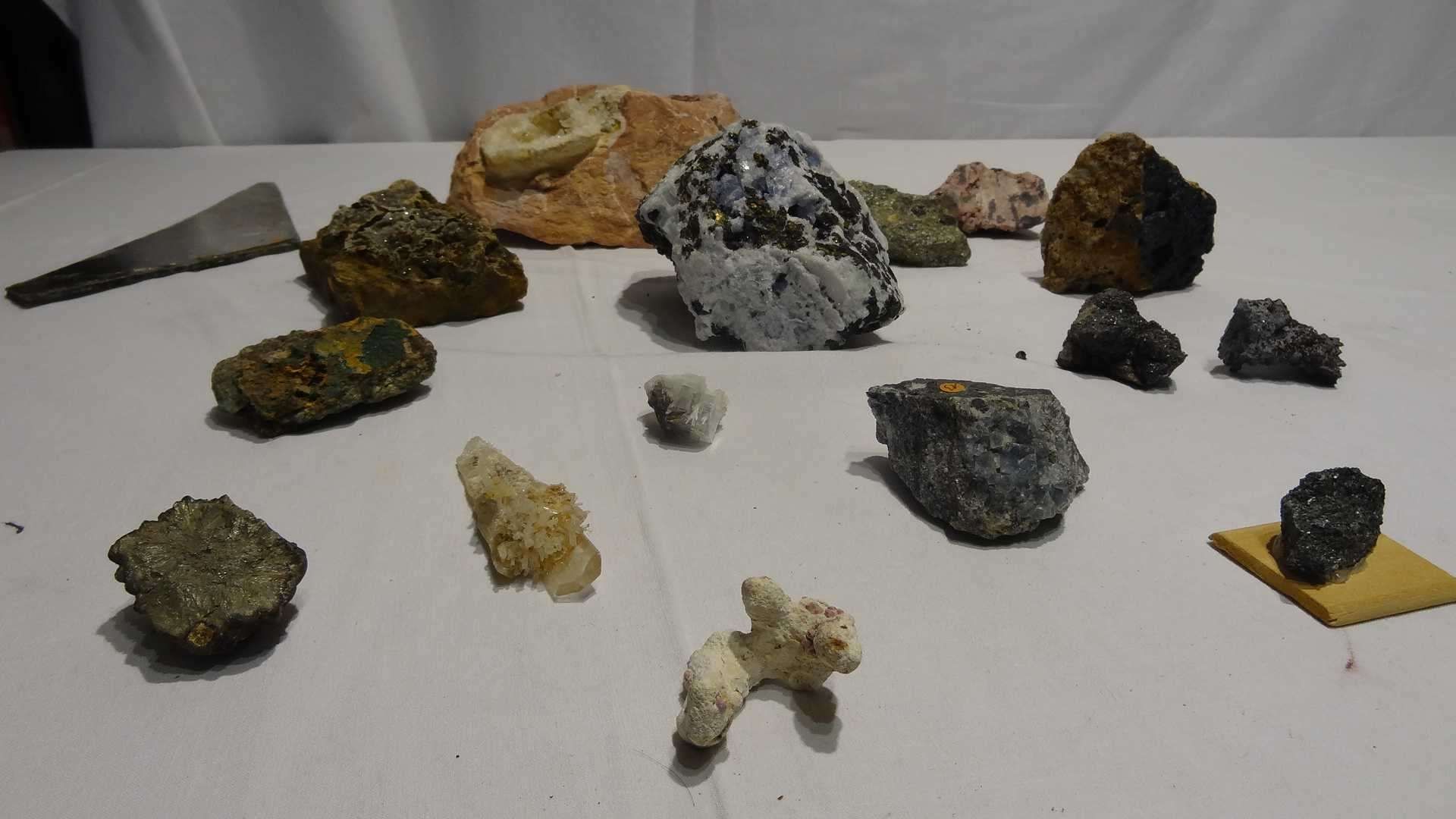 Null Ensemble de pierres comprenant : MINERAI de la mine d'or de Salsigne (11) a&hellip;