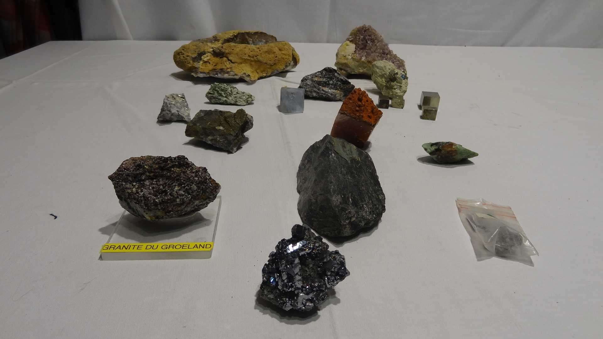 Null Ensemble de pierres comprenant: PYRITE CUBE DE NAVAJUN (Espagne) ; CALCEDOI&hellip;
