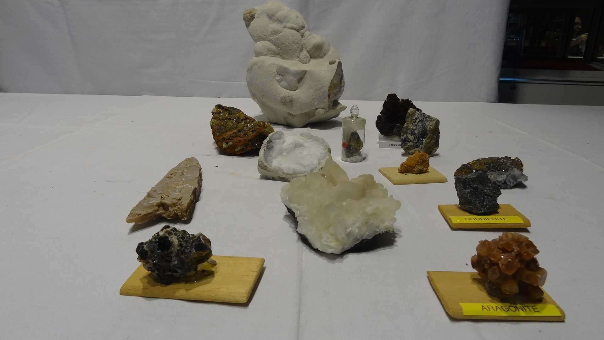 Null Ensemble de pierres comprenant : PYROMORPHITE (Var) ; GYPSE FER DE LANCE (S&hellip;
