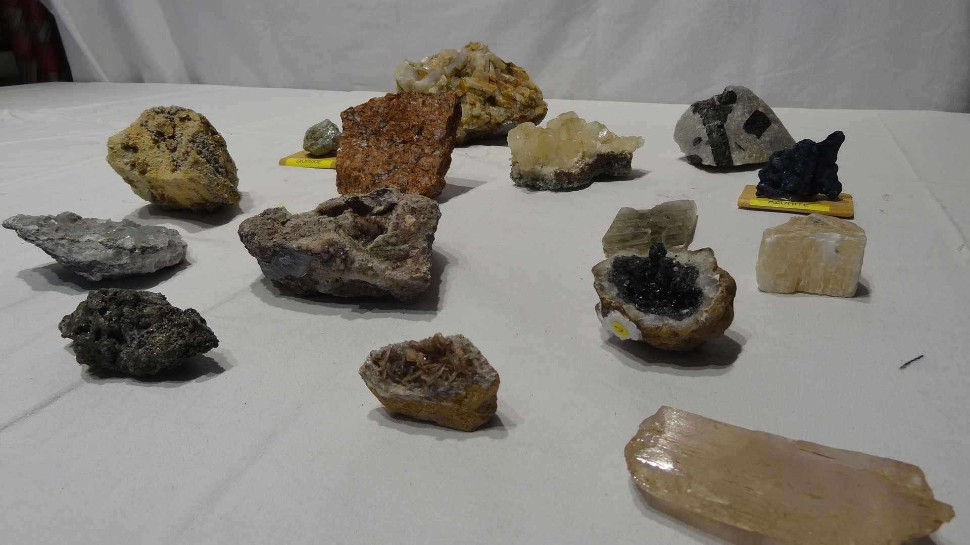 Null Ensemble de pierres comprenant : STILBITE (Indre) ; AZURITE AVEC VEINE MALA&hellip;