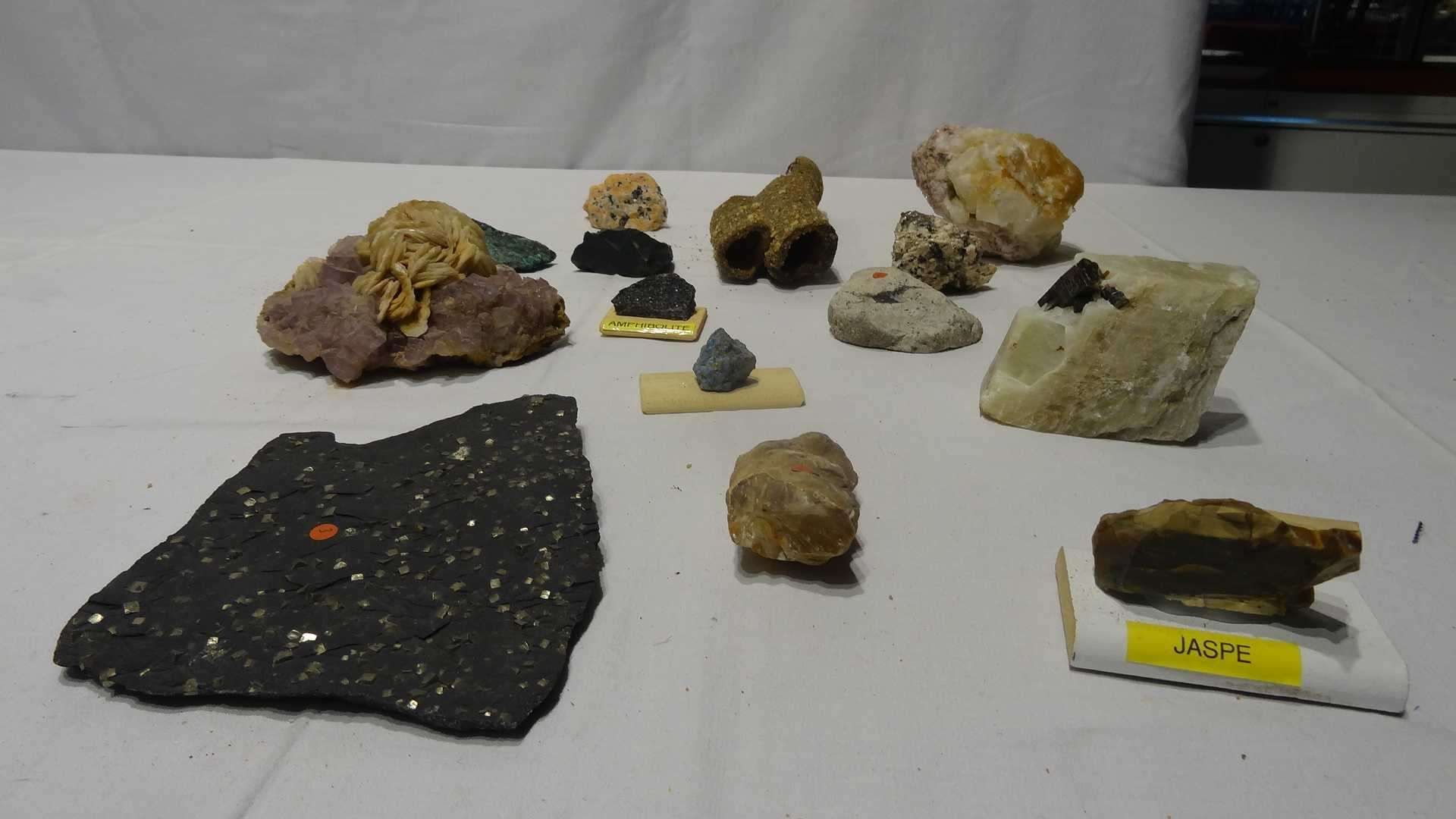 Null Ensemble de pierres comprenant : BARYTE CRÉTÉE + FLUORITE MAUVE (Maroc) ; B&hellip;