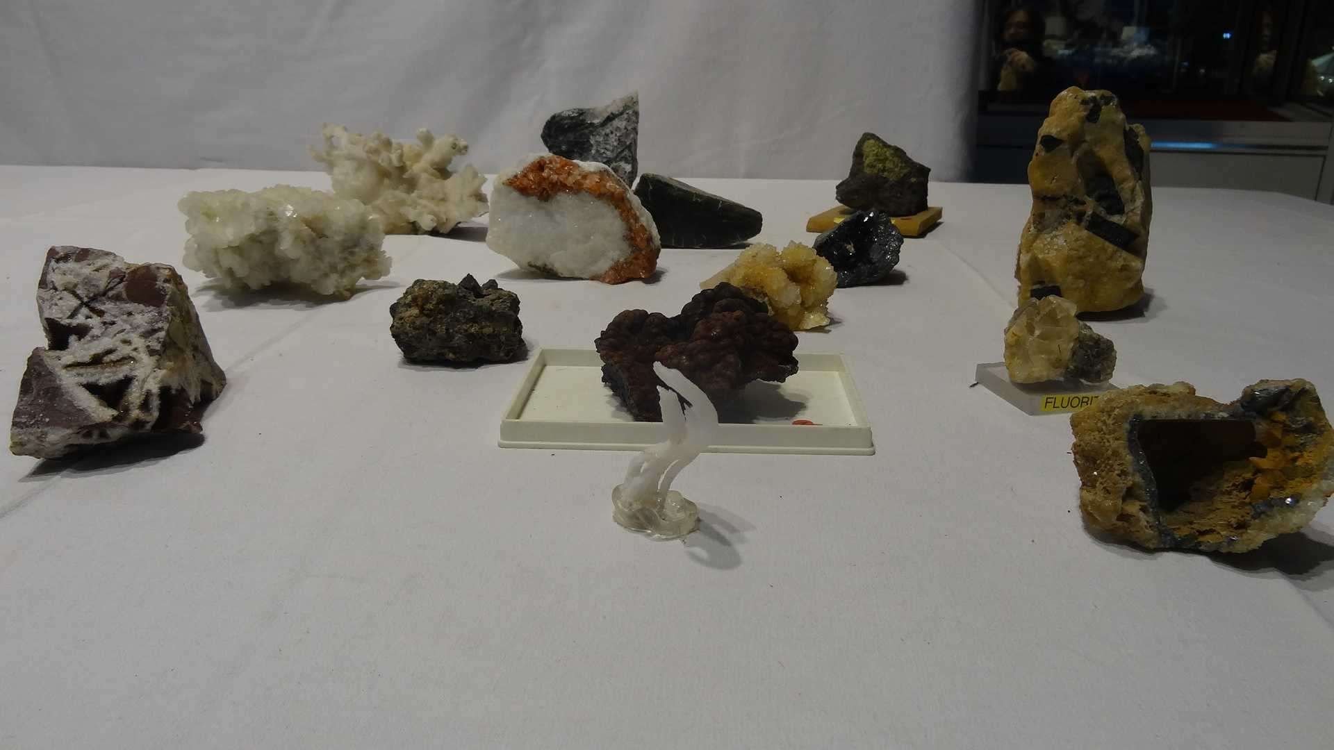 Null Ensemble de pierres comprenant : GOETHITE VELOURS (Tarn) ; ARAGONITE BLANCH&hellip;