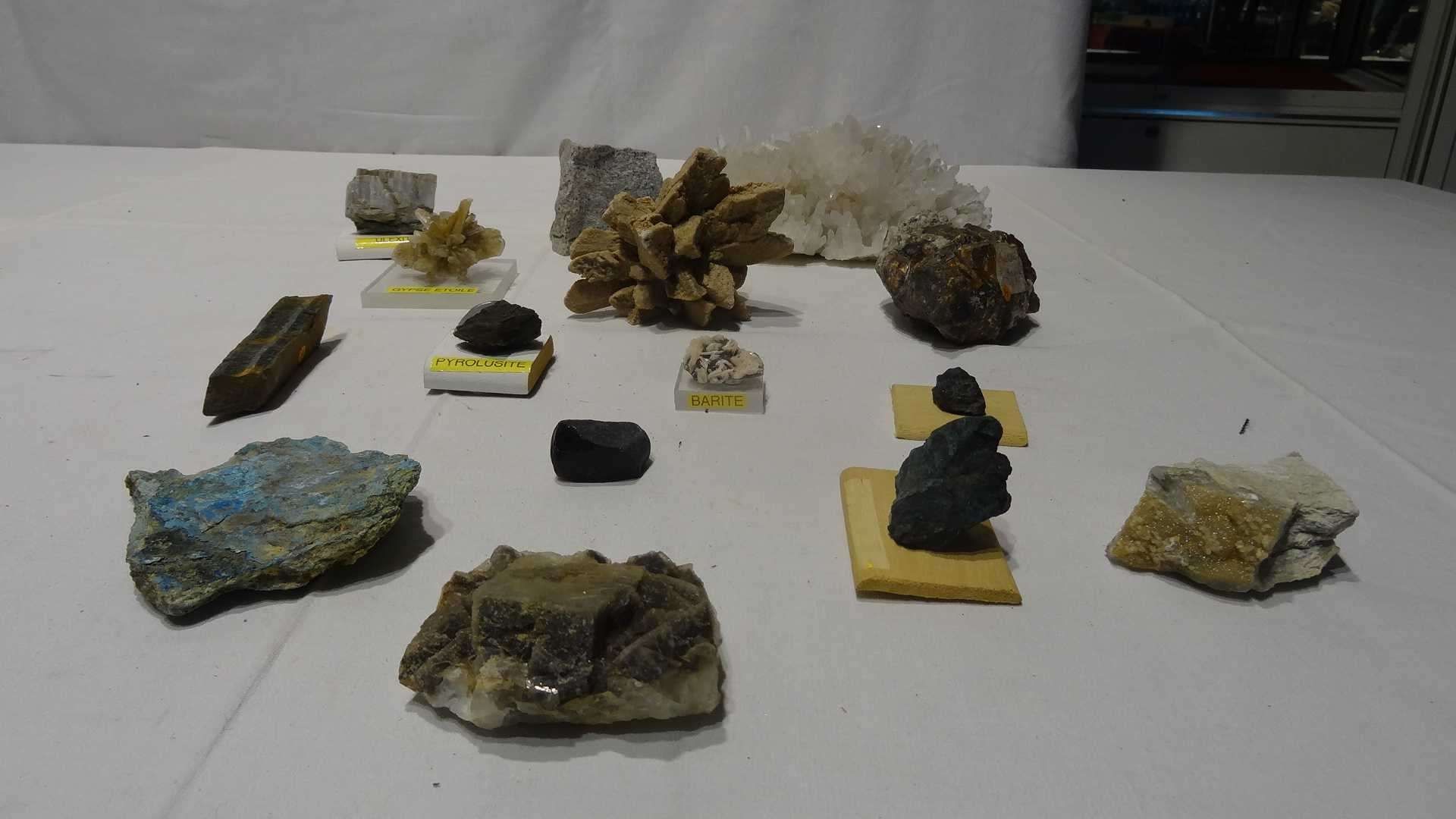 Null Set of stones including : QUARTZ DRUZE (Bulgaria); MALACHITE (Corrèze); SAN&hellip;