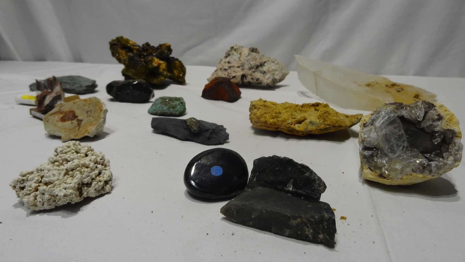 Null Ensemble de pierres comprenant : PYROMOPHITE (Corrèze) ; BARYTINE CRETÉE AV&hellip;