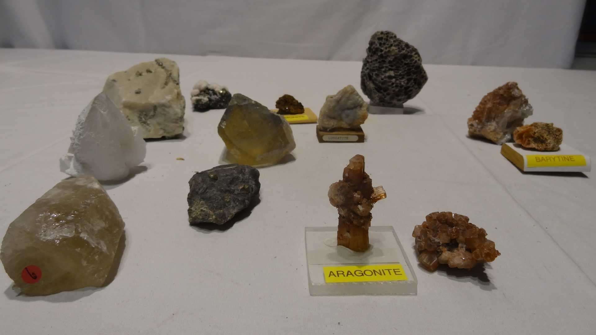 Null Ensemble de pierres comprenant : BARITE (Allemagne) ; LUSSATITE (Drôme) ; S&hellip;