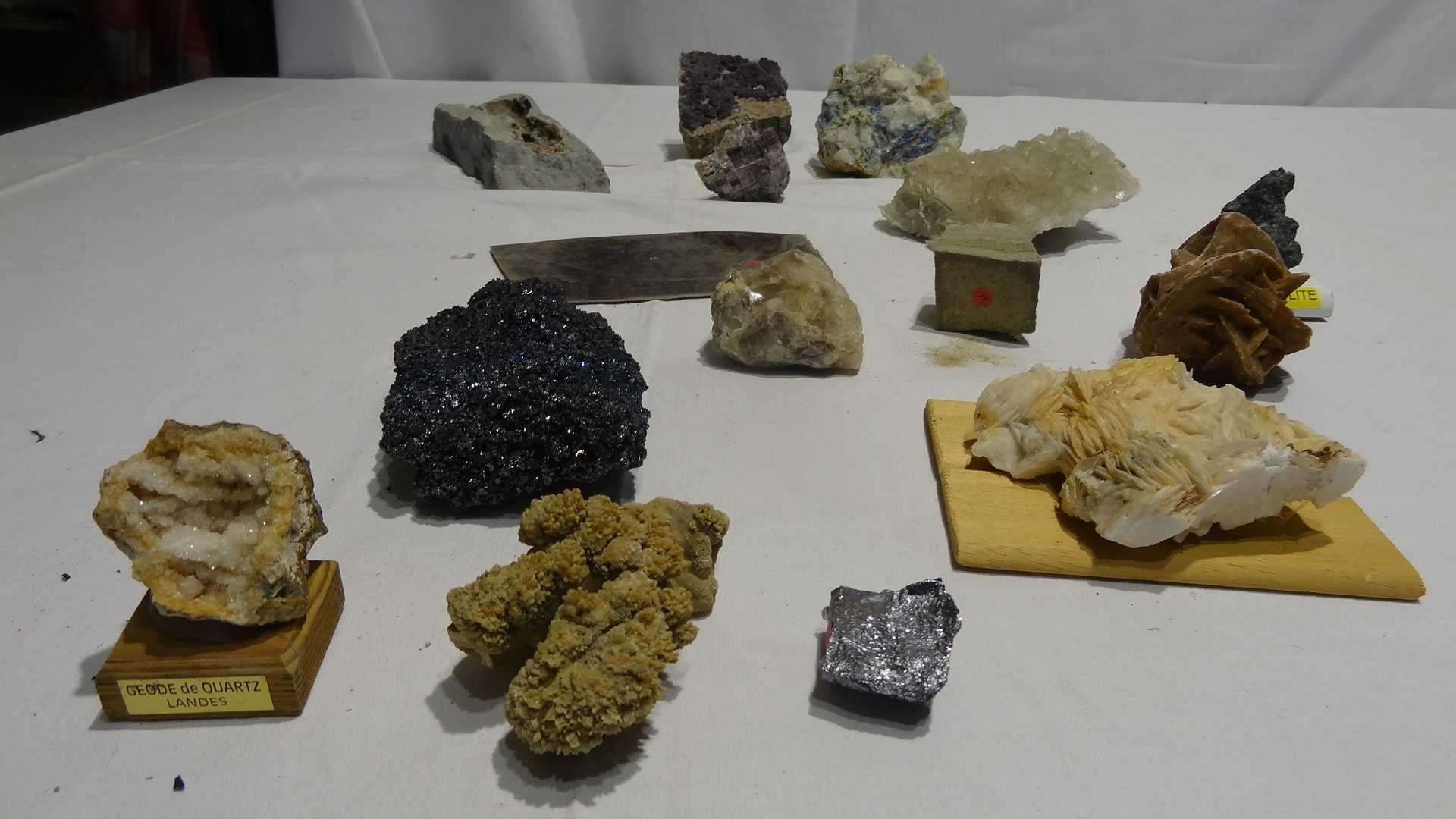 Null Ensemble de pierres comprenant: FLUORITE MAUVE PERLE (Allier) ; ARAGONITE M&hellip;