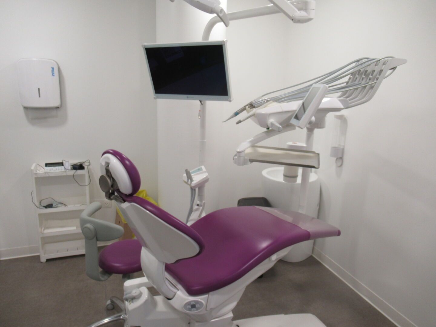 Null 1 fauteuil avec unit dentaire Anthos n°71RX0033 équipé avec 5 outils - un é&hellip;