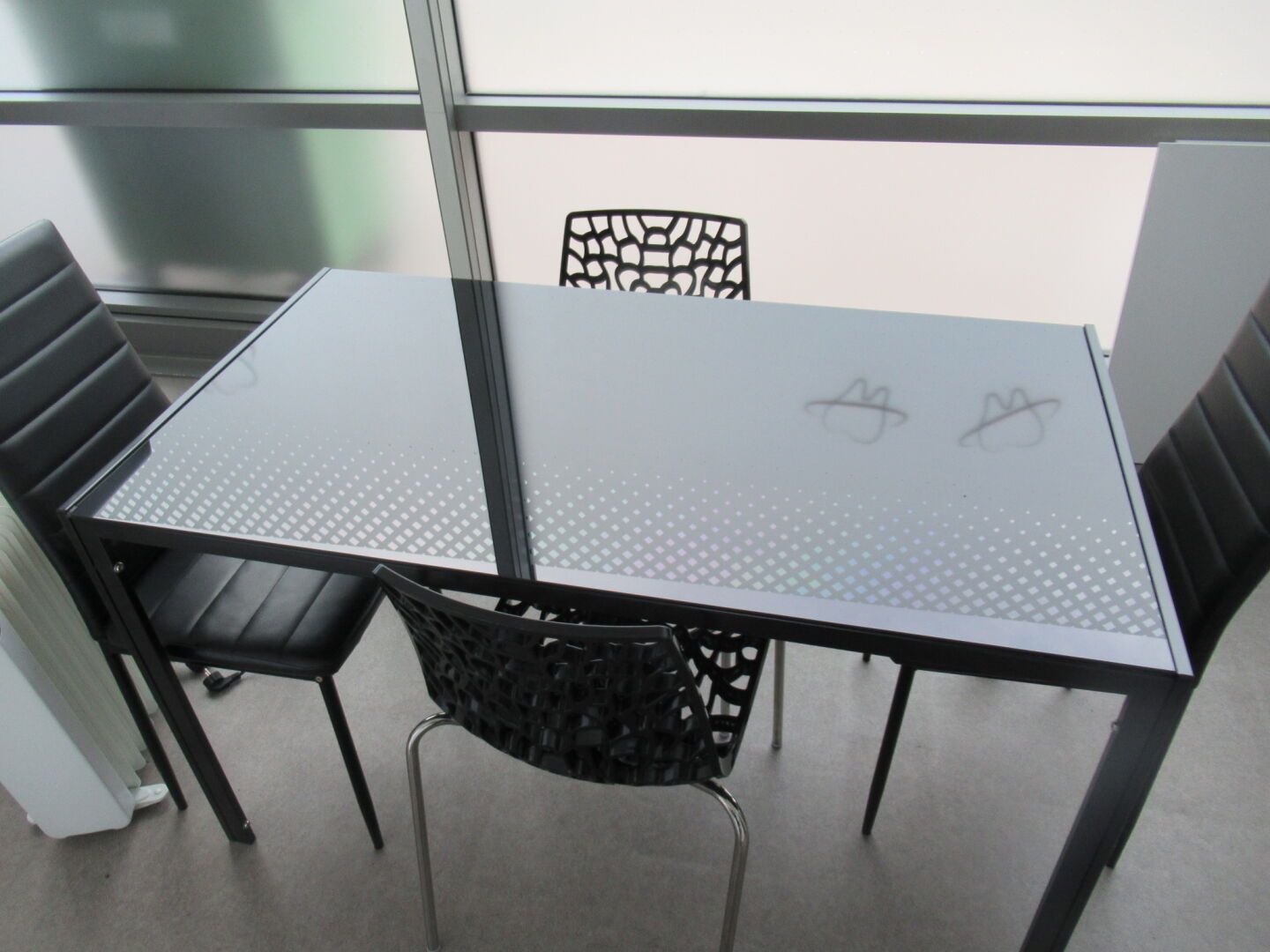 Null 1 table dessus verre fumé noir structure métal avec 6 chaises skaï noir à h&hellip;