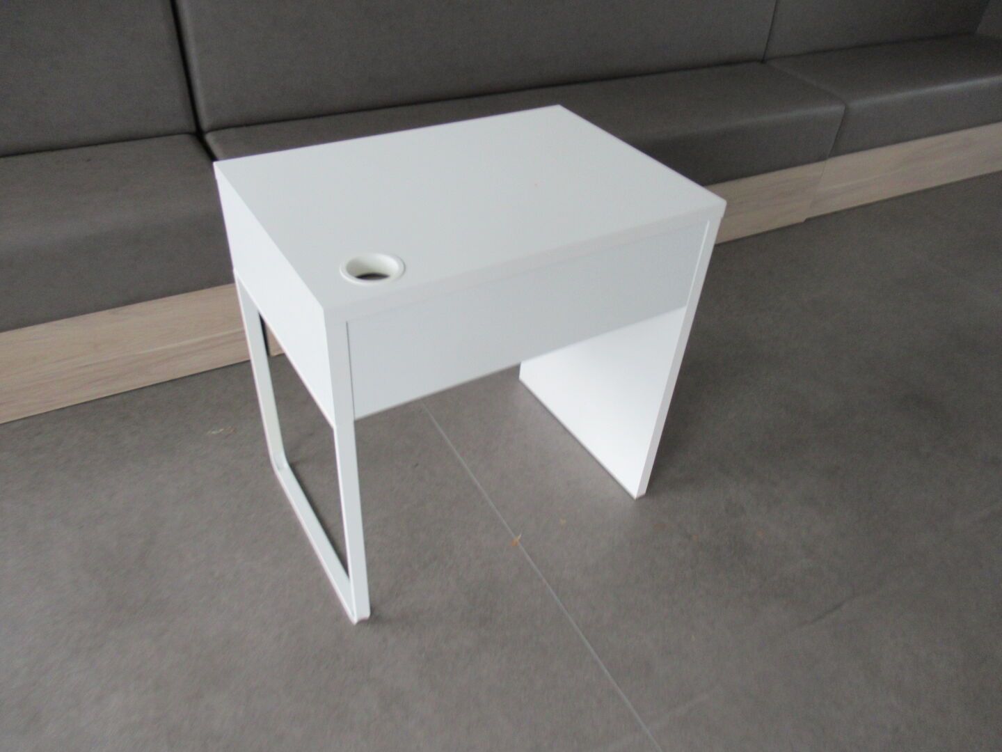 Null 1 petite table bureau en stratifié blanc + 1 miroir décoratif + 1 radiateur&hellip;