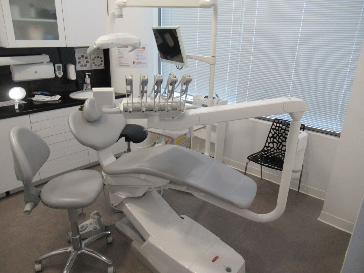 Null 1 dental chair with Anthos unit serial no. 71RX0034 with grey leather uphol&hellip;