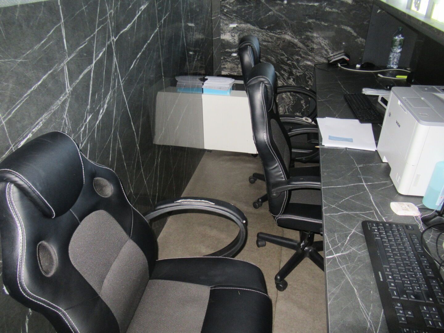 Null 3 black skai executive armchairs + 2 white metal pedestals + 1 white 2-door&hellip;