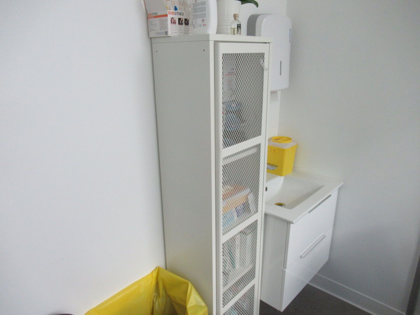 Null 1 white metal cabinet with 1 door + 1 pvc pedestal with 3 drawers