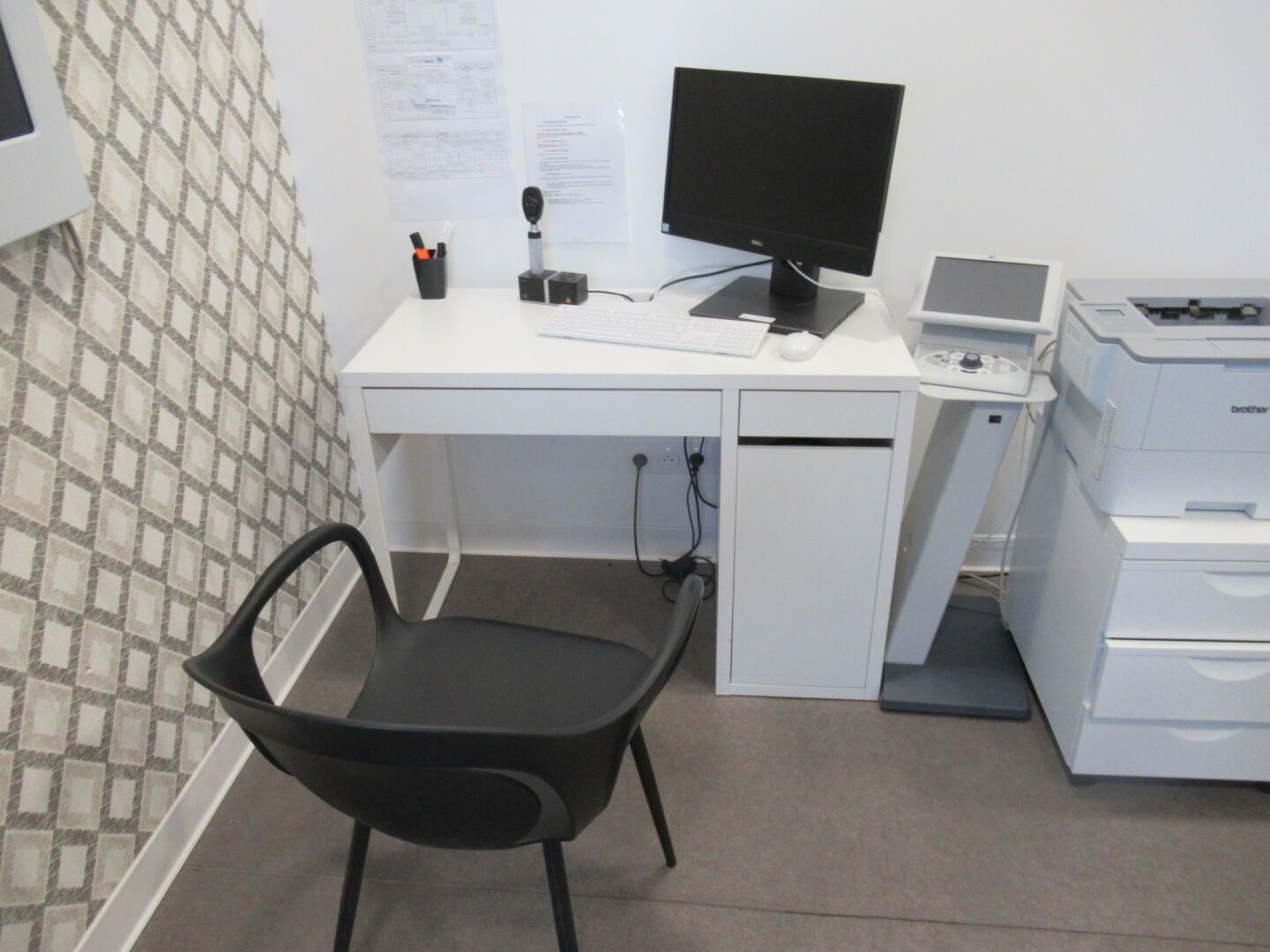 Null 1 bureau stratifié blanc avec fauteuil pvc noir et caisson métallique blanc&hellip;