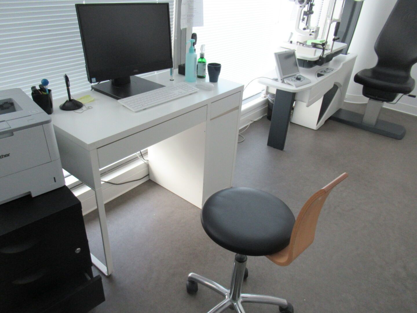 Null 1 petit bureau stratifié blanc avec fauteuil pvc noir et caisson métallique&hellip;