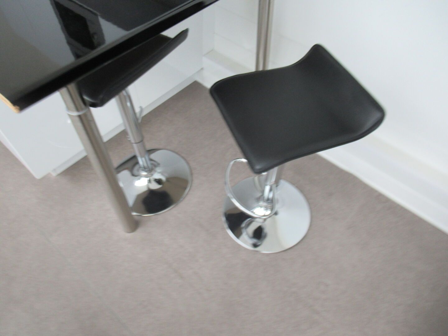 Null 4 high stools, black leather seats, chromed metal frame
