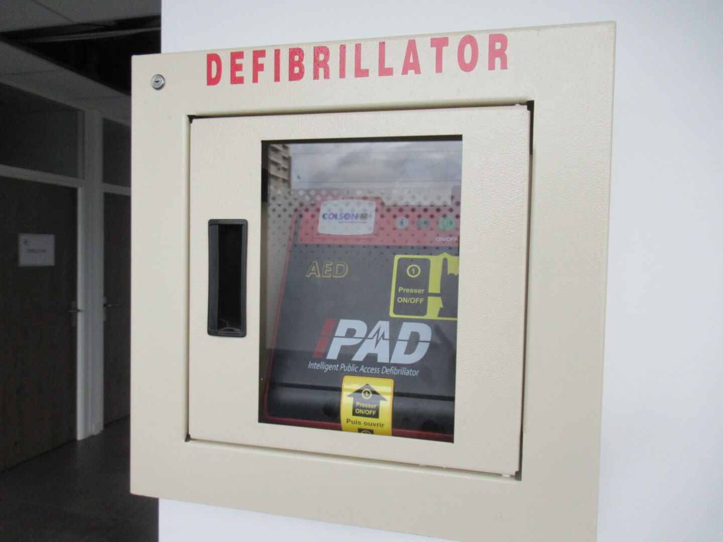 Null 1 défibrillateur marqué Colson AED IPad