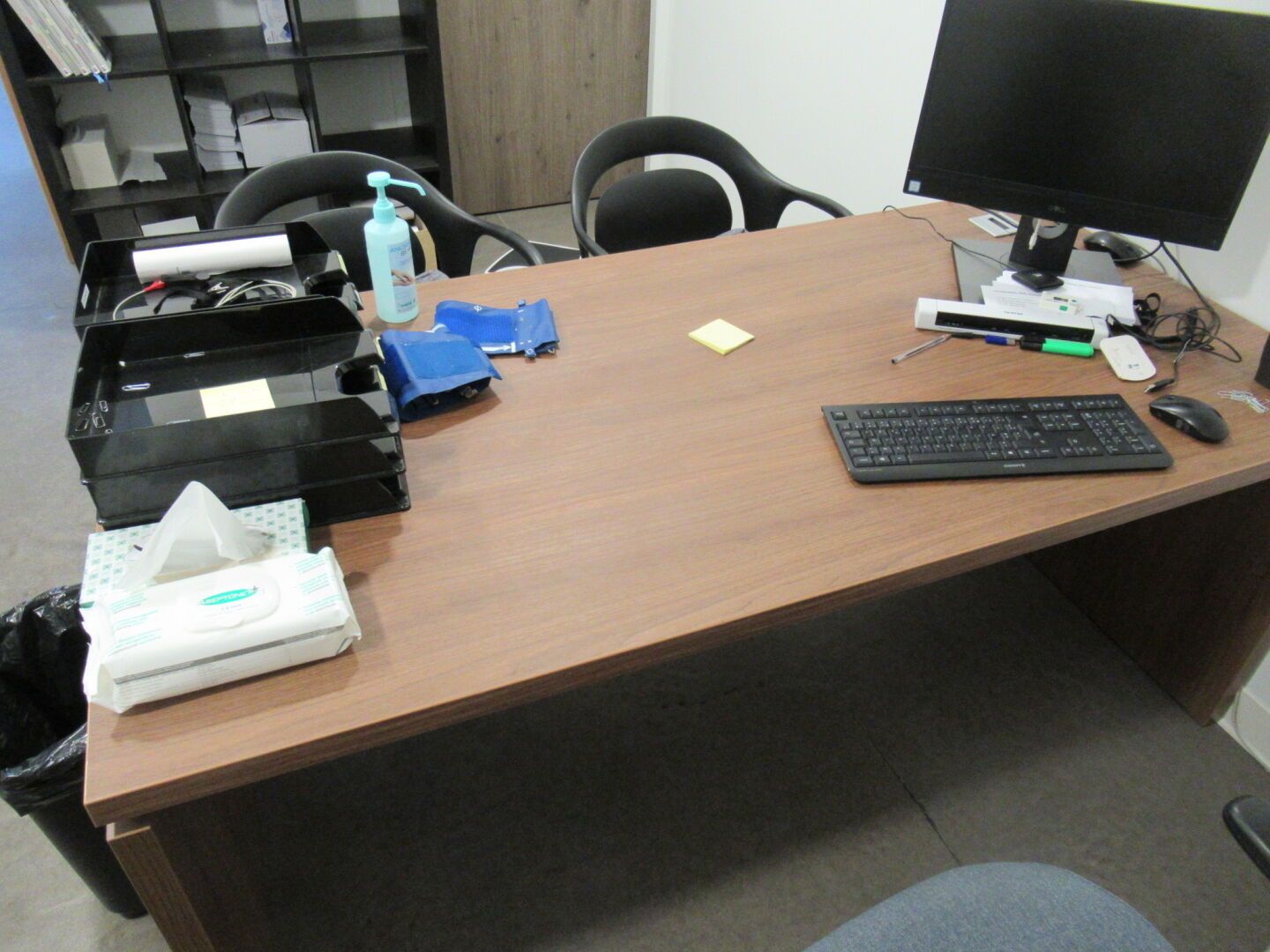 Null 1 bureau mélaminé foncé avec fauteuil direction tissu bleu et toile noire +&hellip;