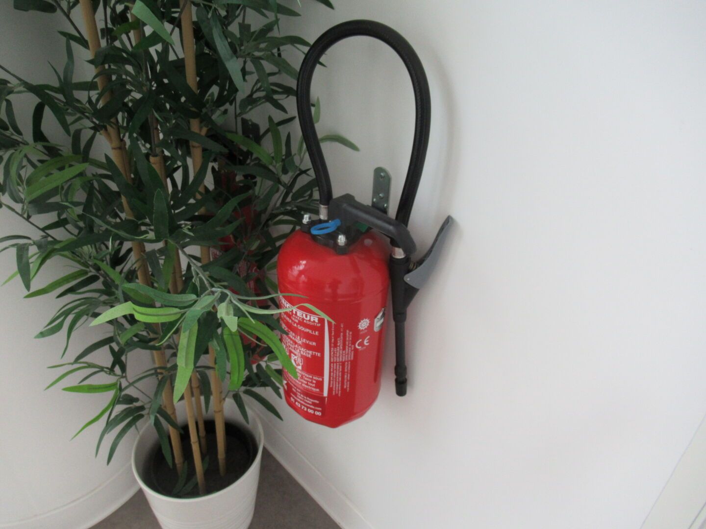 Null 8 x 6l water spray extinguishers + 2 x 2 kg CO² extinguishers