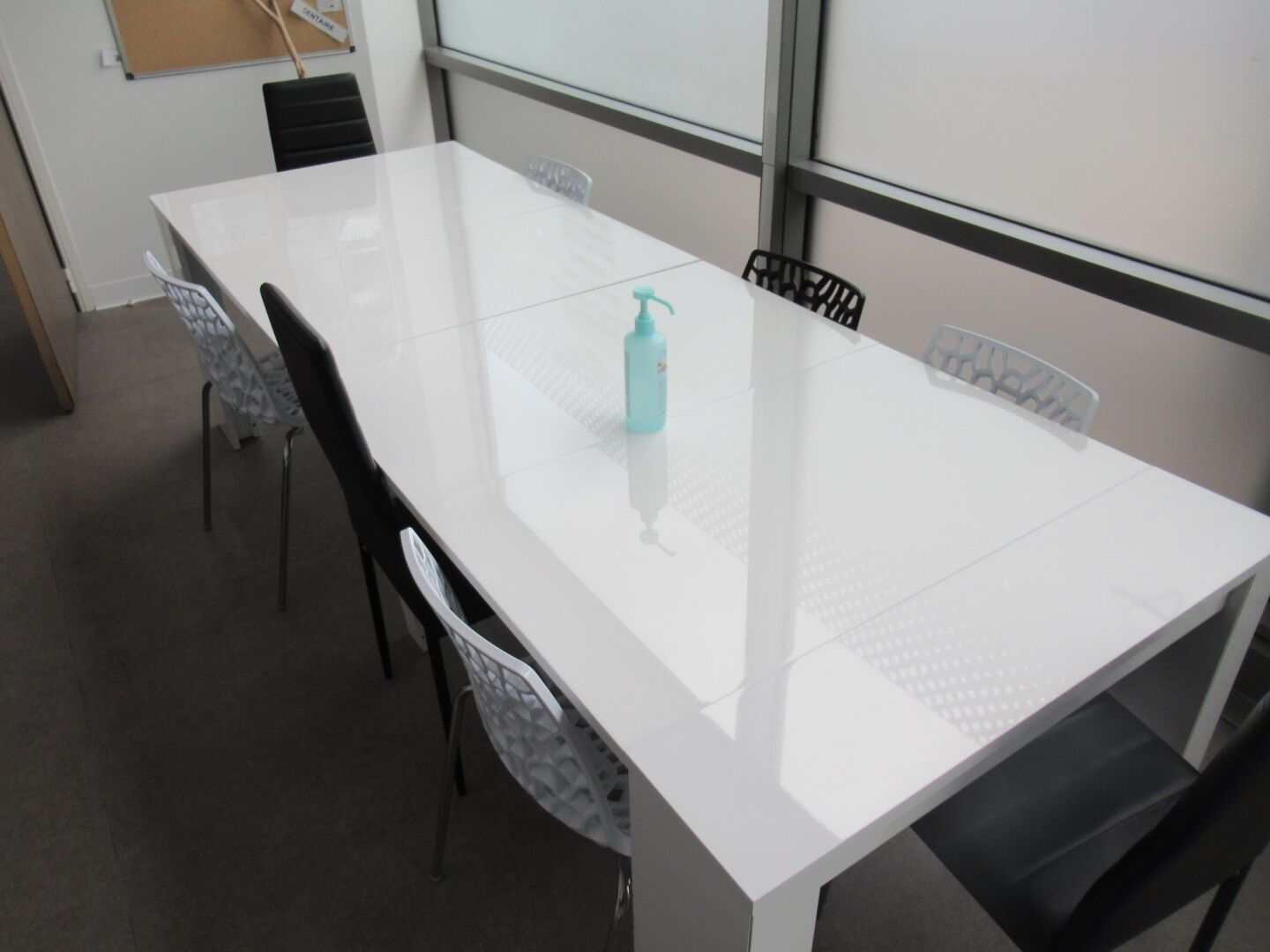 Null 1 grande table blanche 10 personnes laqué blanc + 8 chaises plastique ajour&hellip;