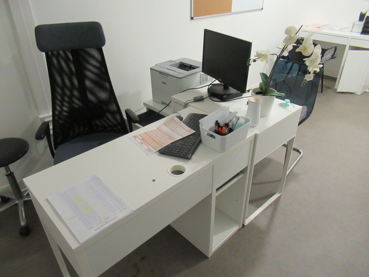 Null 1 petit bureau blanc avec retour et caisson métal + fauteuil direction tiss&hellip;