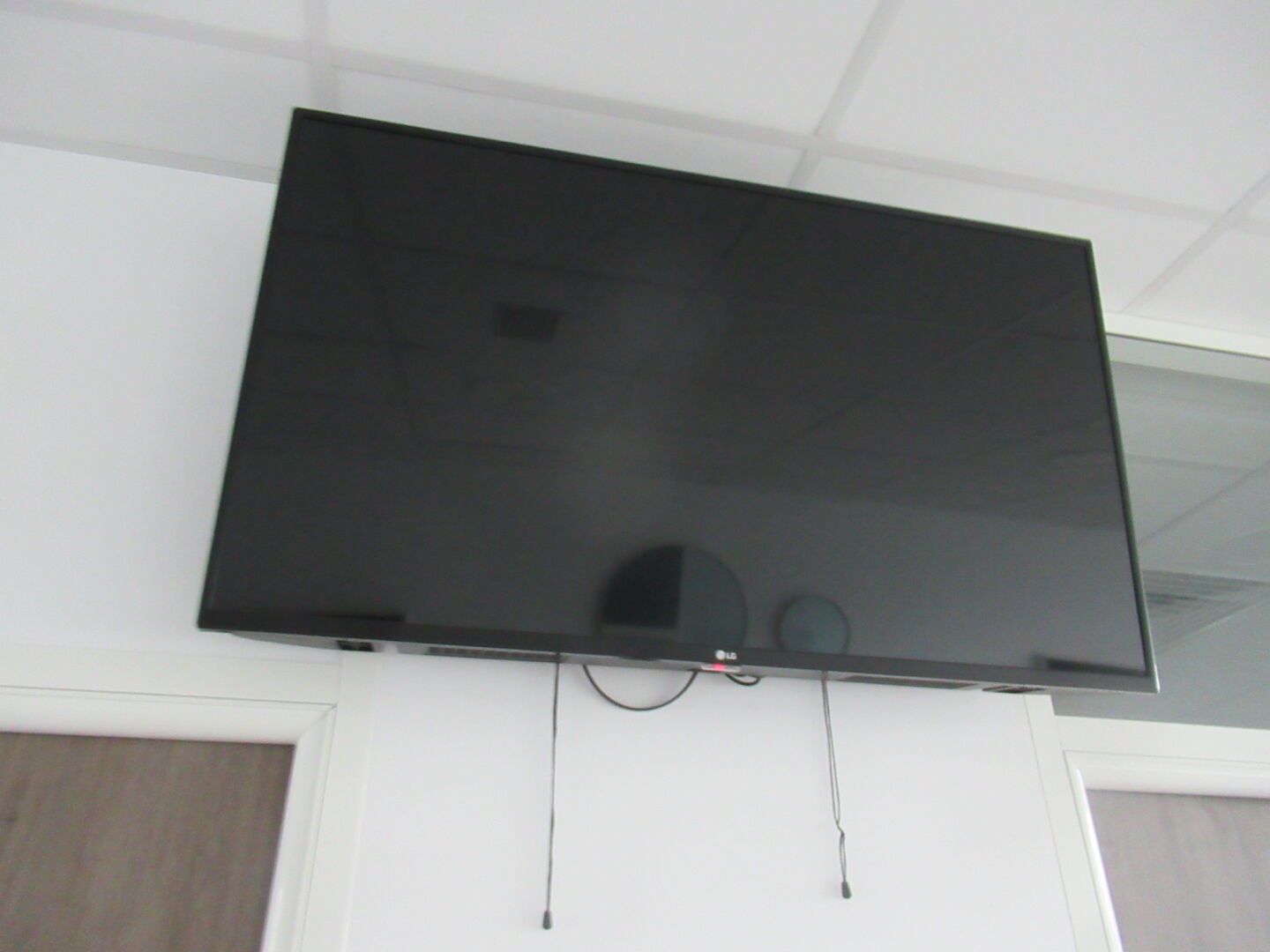 Null 1 écran de télévision LG 107cm