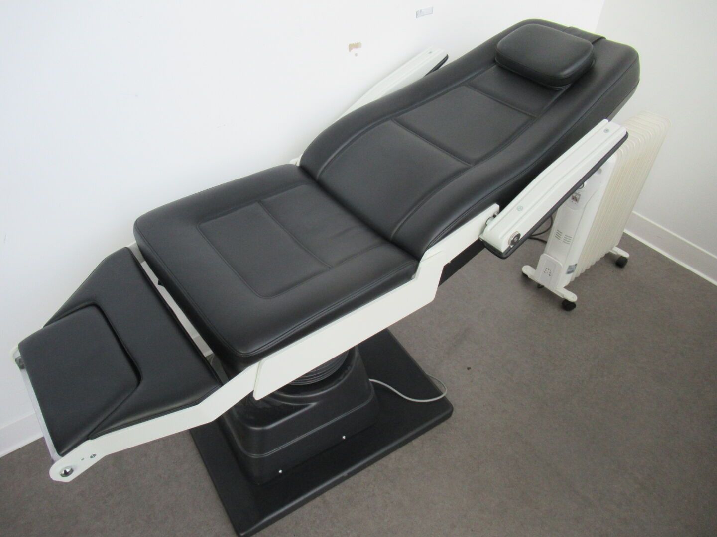 Null 1 Frastema electric treatment chair with stool
