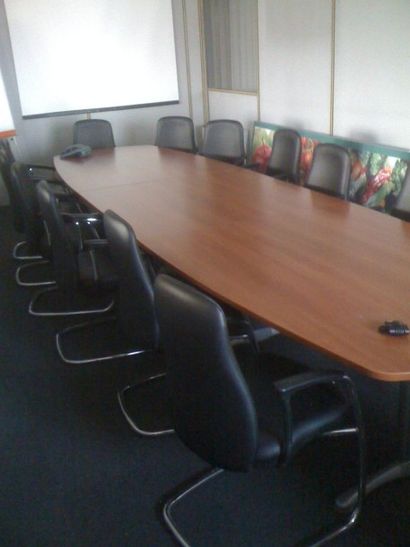 null 1 table der éunion ovale 3 éléments

 15 fauteuils 

1 tableau de réunion sur...