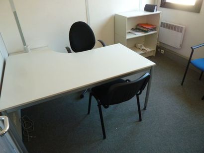 null 1 table plateau bois lamifié blanc

1 table

1 étagère

1 chaise dactylo

1...