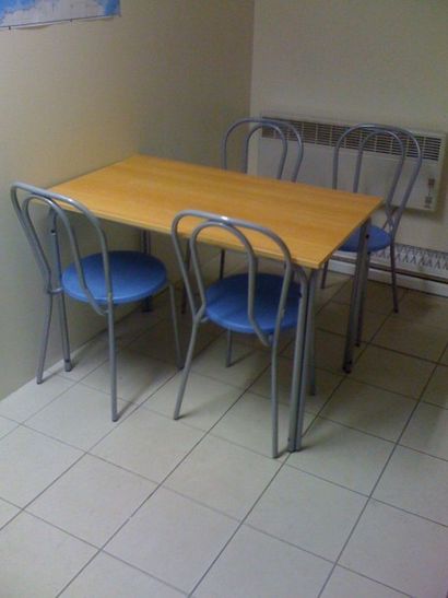 null 1 Table imitation bois lamifié

4 Chaises métal gris

1 Meuble bas 2 Portes...