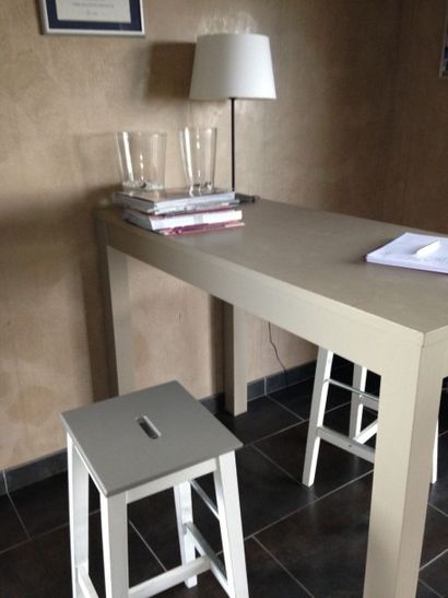 null 1 Table haute

1 Lampe

2 Tabourets