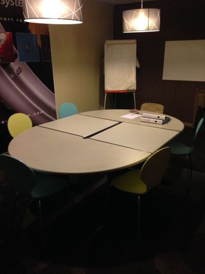 null 1 Table de réunion mélaminé gris

6 Chaises visiteur couleur

1 Tableau de réunion...
