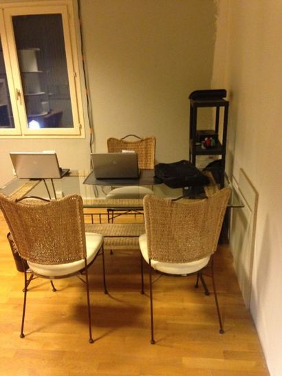 null 1 table plateau verre

3 chaises assise tissu beige

2 étagères plastique noir

1...