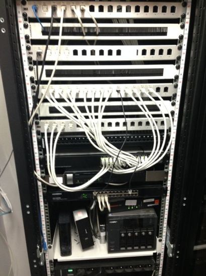 null 1 baie informatique comprenant :

4 ponts 3M

1 pont GIGAMEDIA

1 switch CISCO...