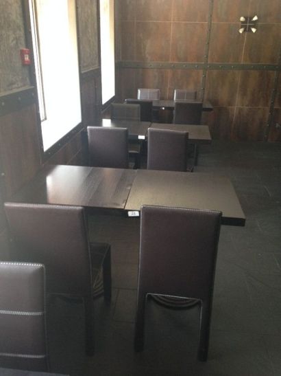 null 14 tables imitation bois lamifié brun 2 personnes

19 chaises skaï marron

2...